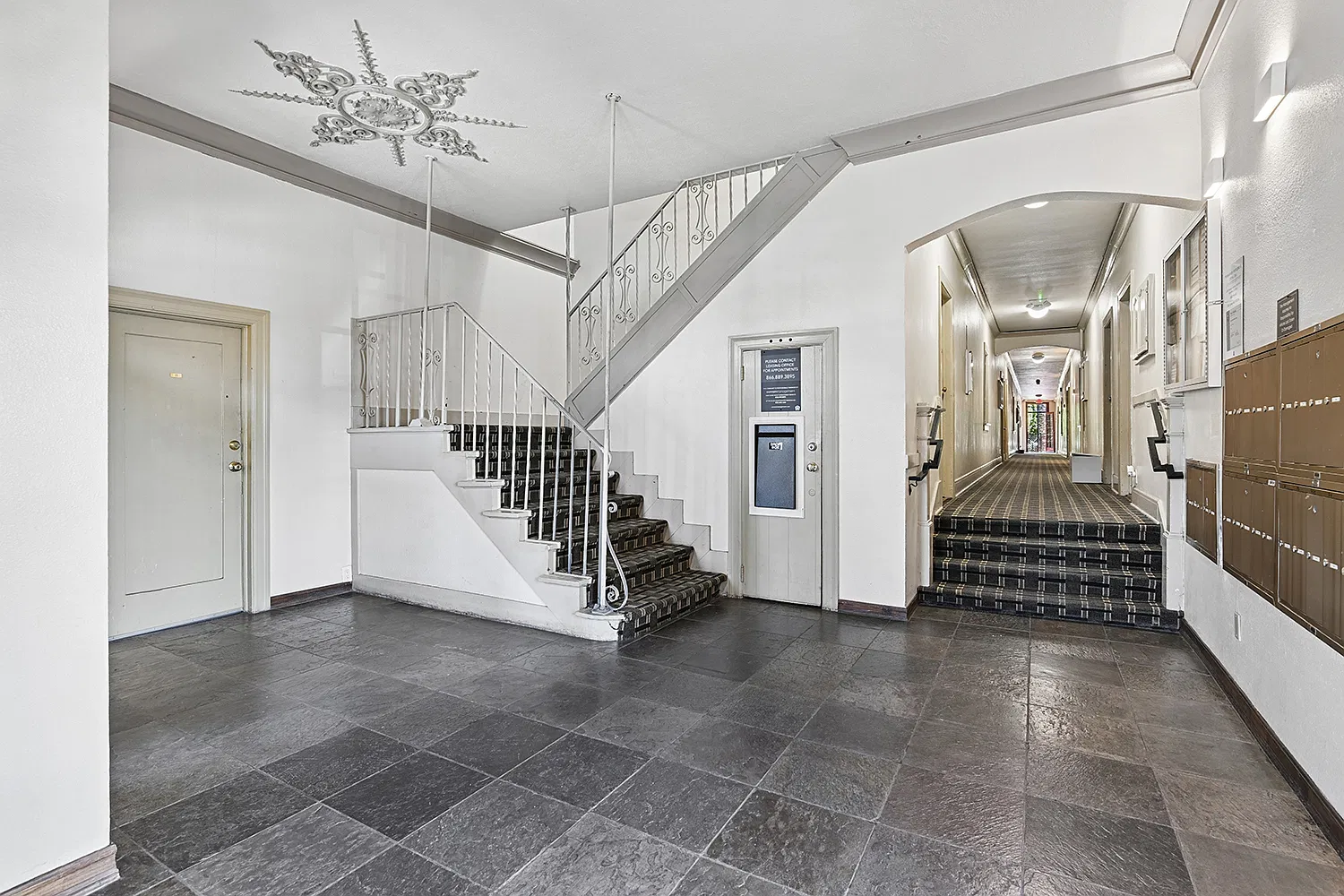 Cahuenga Apartments — Photo 4