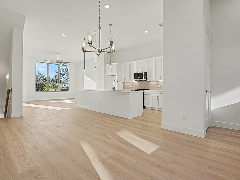 2524 Havenhurst St #102 — Photo 8