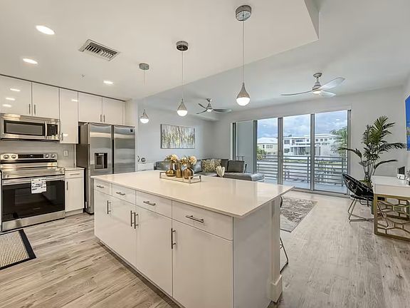 5th image of 1709 Tamiami Trl #220A
