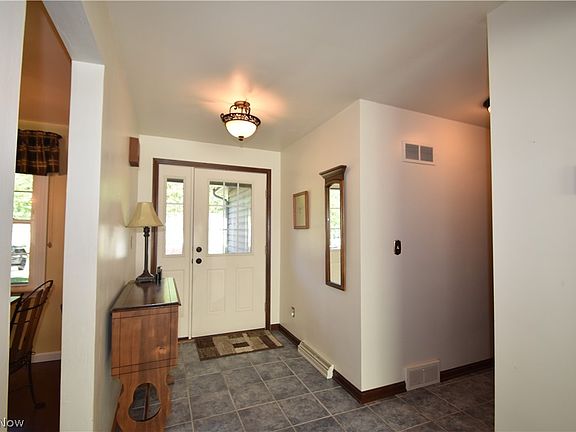 4th image of 821 Squirrel Hill Dr