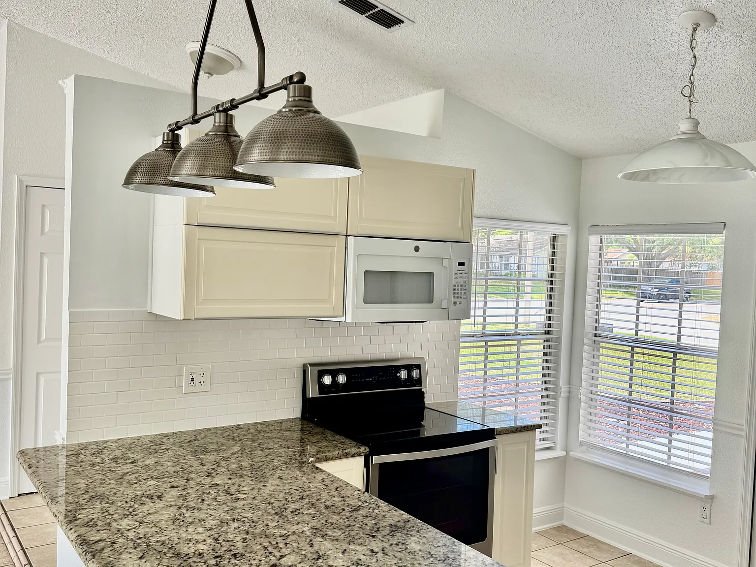 3 bed, 1268 sqft, $2,650 — Photo 4