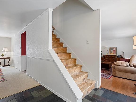3rd image of 462 Galway Dr