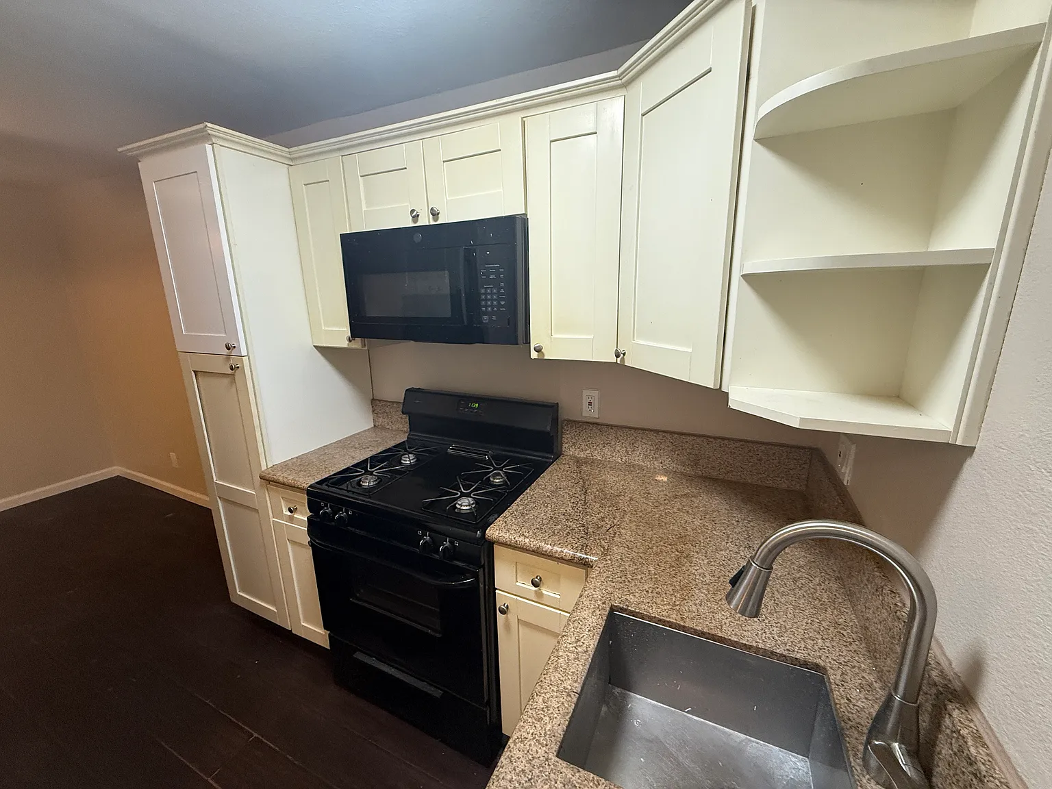 2 bed, 450 sqft, $2,099 — Photo 4