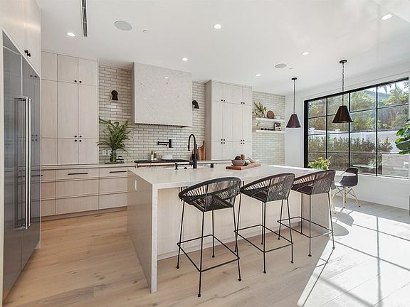 4th image of 4323 Saint Clair Ave