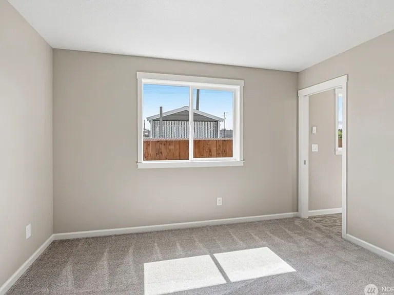 204 Douglas St — Photo 8