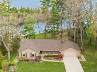 2748 Armstrong Dr, Lake Orion, MI 48360