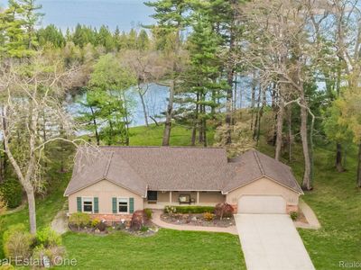 2748 Armstrong Dr, Lake Orion, MI, 48360
