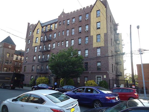 4th image of 32-16 Crescent St #3C3
