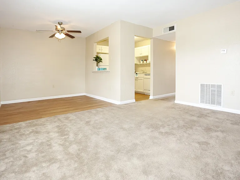 Chateau Lafayette Apartments — Photo 7