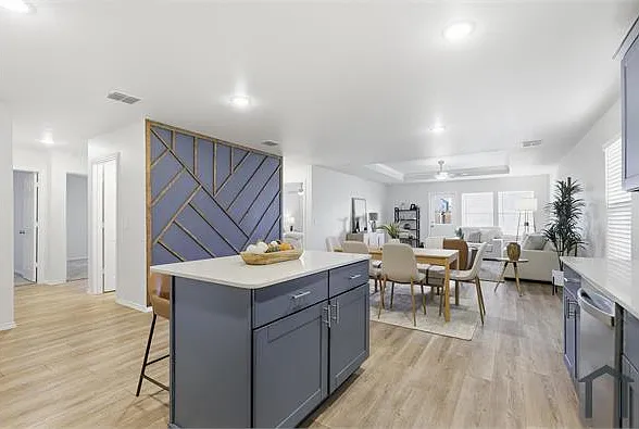 4 bed, 1973 sqft, $3,200 — Photo 4