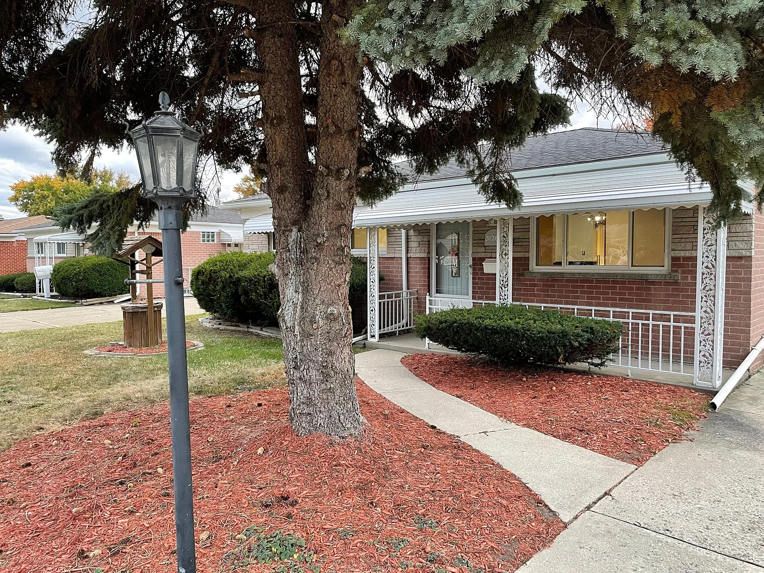 3 bed, 1.5 bath, 1298 sqft, $1,900 — Photo 2