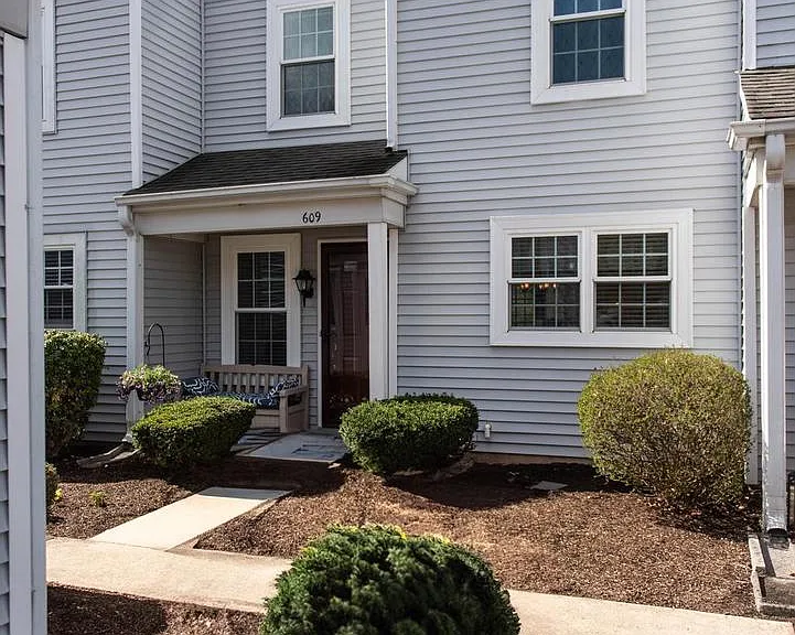 609 Cambridge Ct — Photo 1