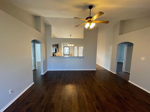4th image of 2521 Red Oak Dr