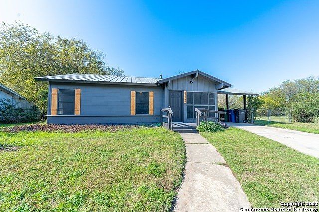 1st image of 823 Yellow Wood Dr