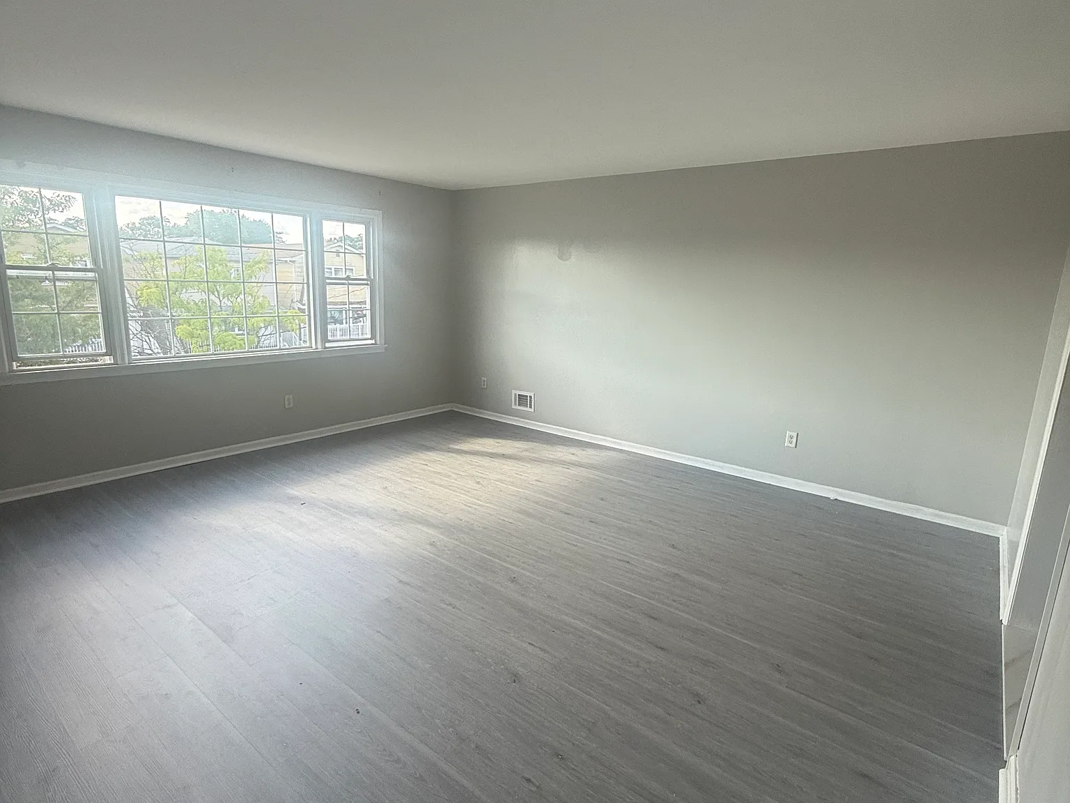 73-75 Glenn Dr — Photo 2