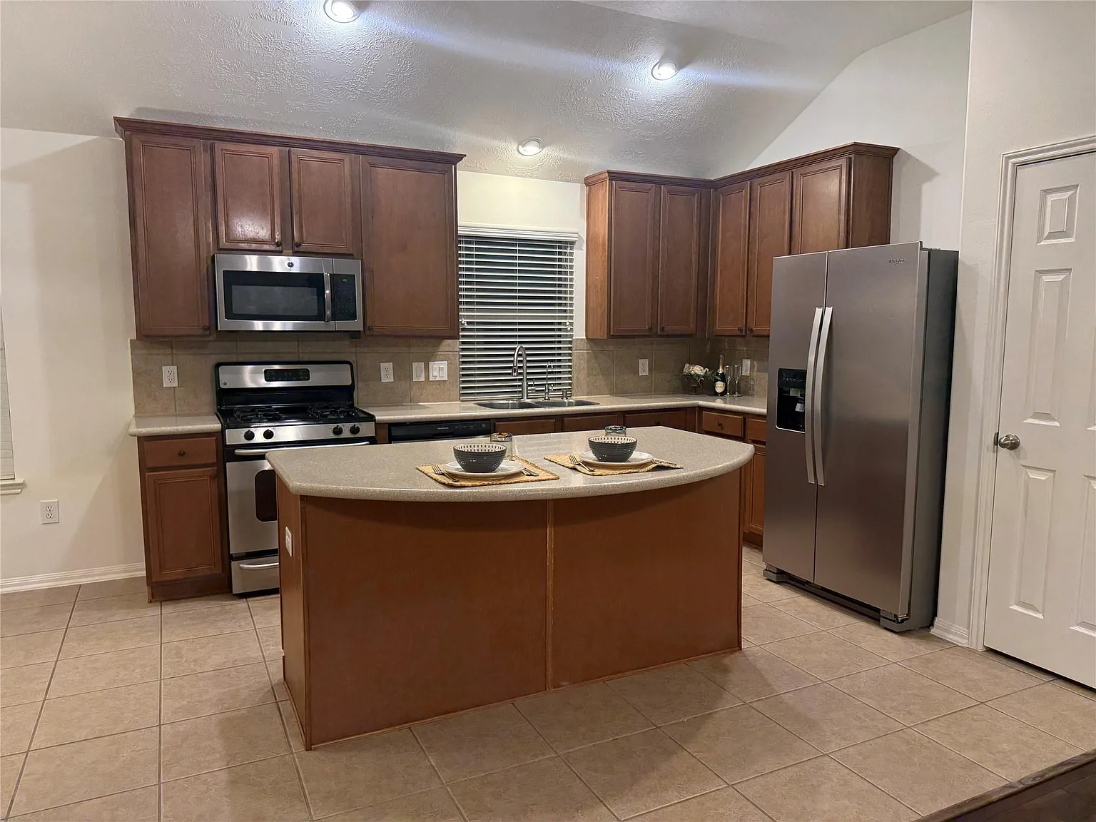 4 bed, 2.0 bath, 2033 sqft, $2,495 — Photo 4