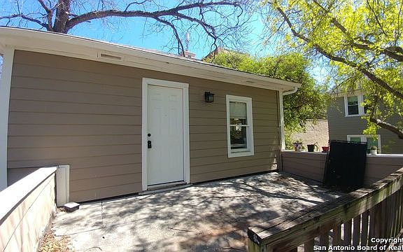 2nd image of 415 W Mistletoe Ave