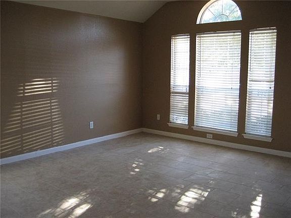 4th image of 6808 Country Club Dr