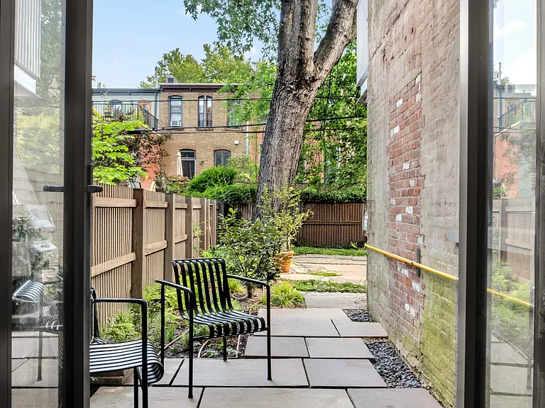 421 6th St #B — Photo 9