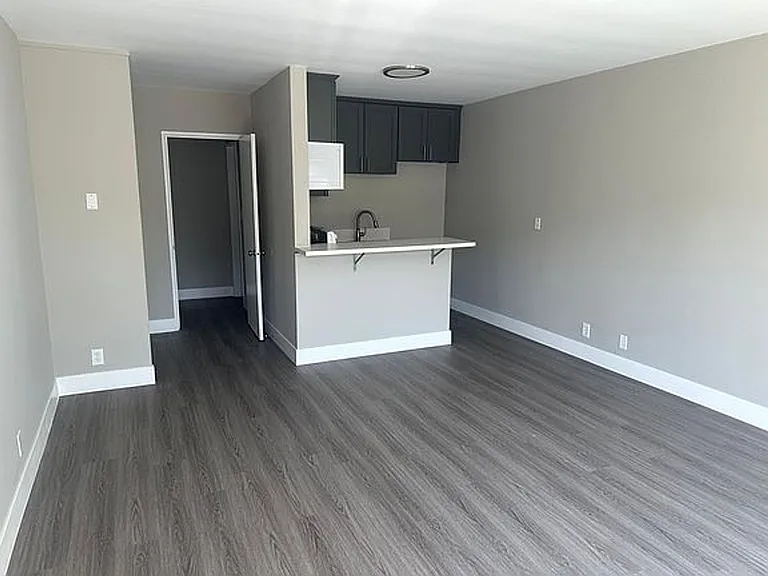533 W Queen St — Photo 2