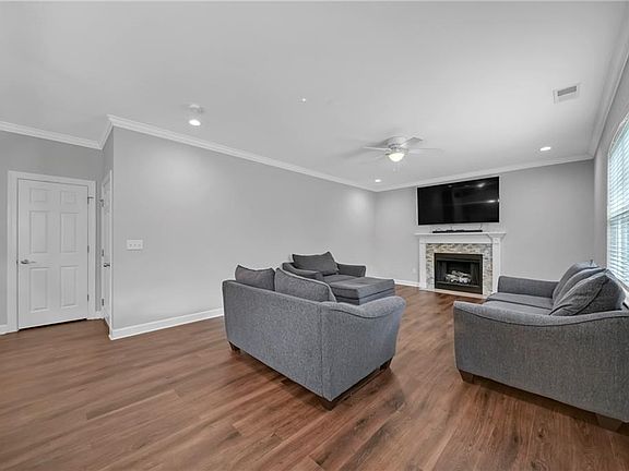 5th image of 8215 Edwin Dr