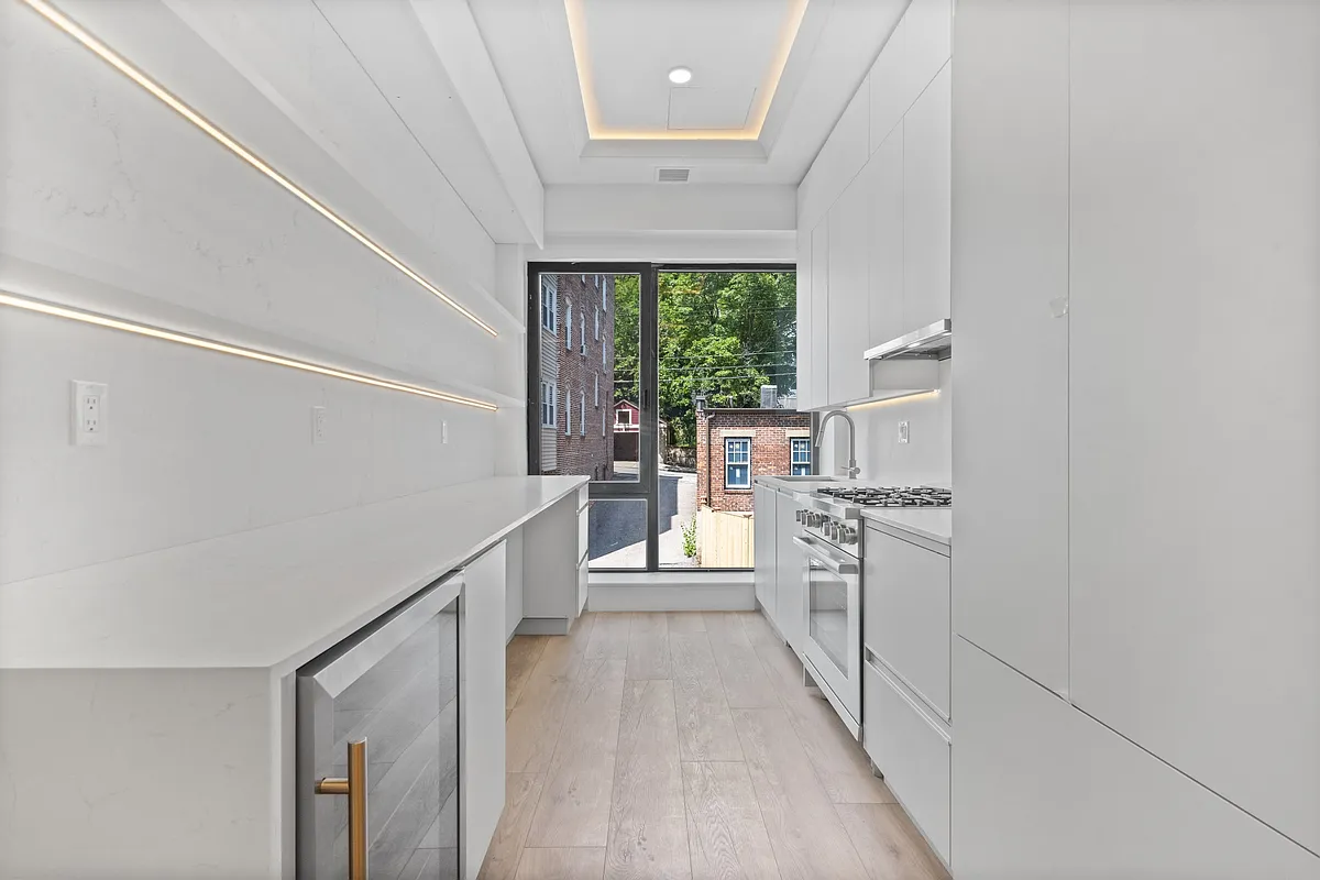 Building Photo - 1578 Beacon St #302