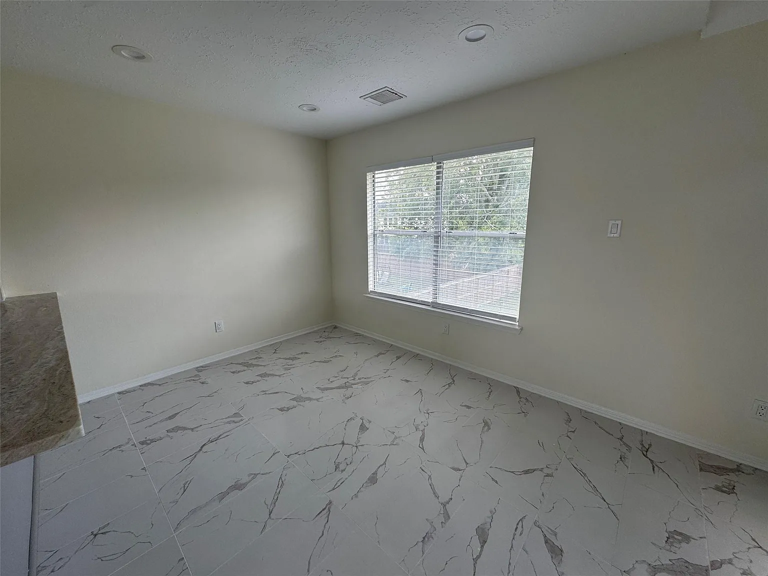 4 bed, 2.0 bath, 1904 sqft, $2,000 — Photo 4