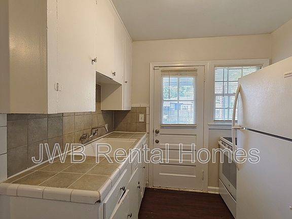 3rd image of 3532 Pinecrest St