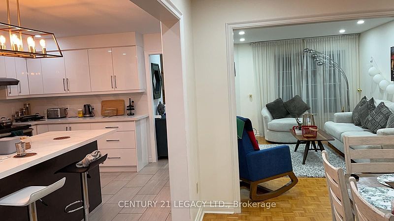 Toronto House for rent - 4 Bedrooms — photo 6