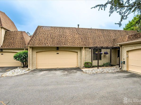 13 Carriage Pl, Edison, NJ 08820