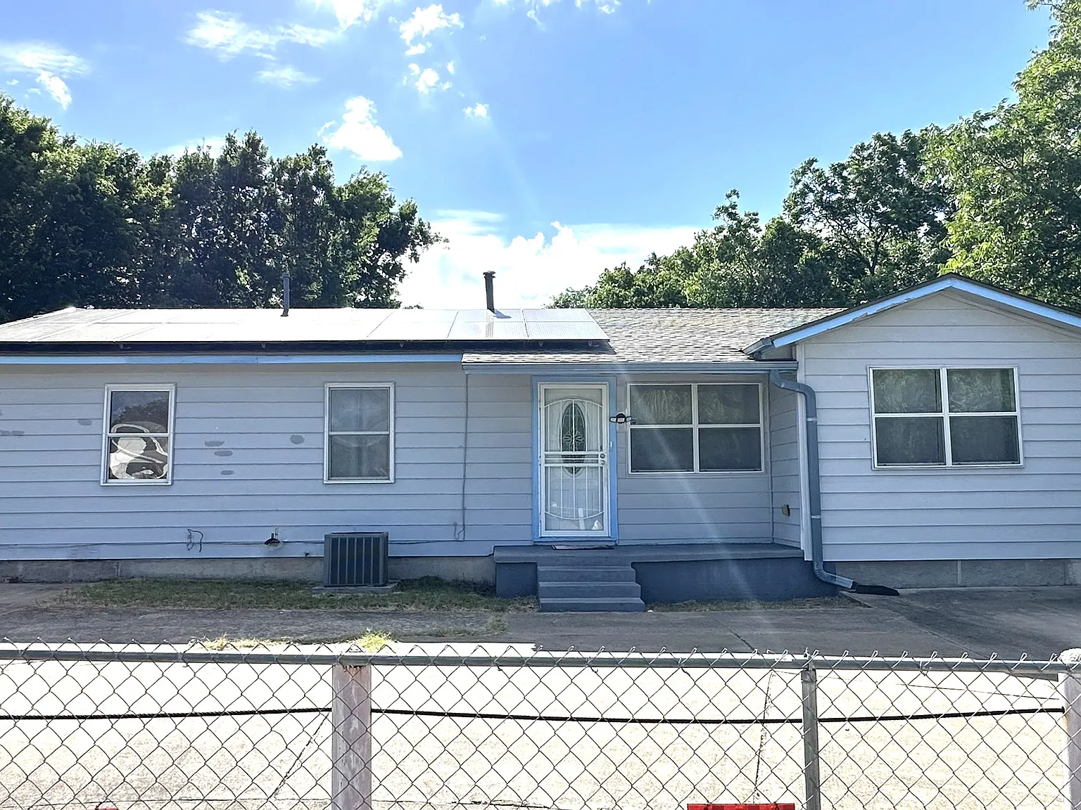 3 bed, 1.5 bath, 1296 sqft, $1,295 — Photo 1