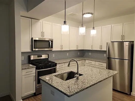 1 bed, 1.0 bath, 780 sqft, $1,926 — Photo 2