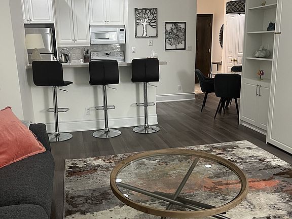 3rd image of 102 Bloor St W #305