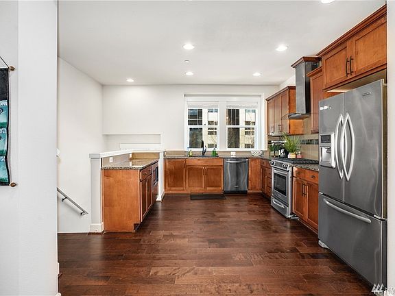 4th image of 1031 10th Ave NE