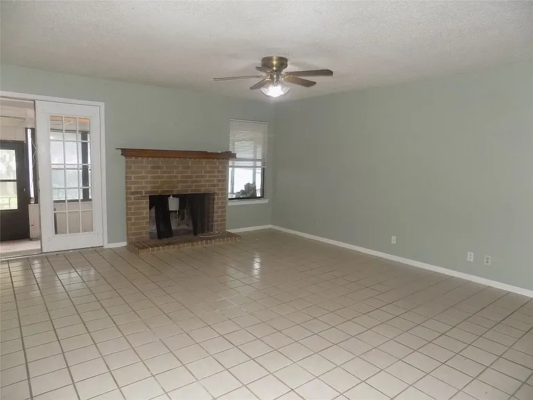 209 Oak Crest Ln — Photo 9