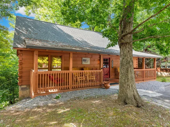 683 Kings Hills Blvd, Pigeon Forge, TN 37863