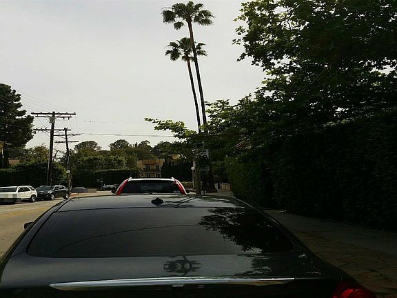 5th image of 2658 N Beachwood Dr