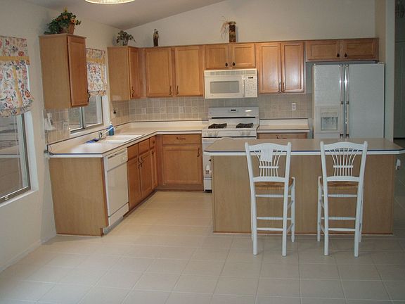 Kitchen w/Breakfast bar