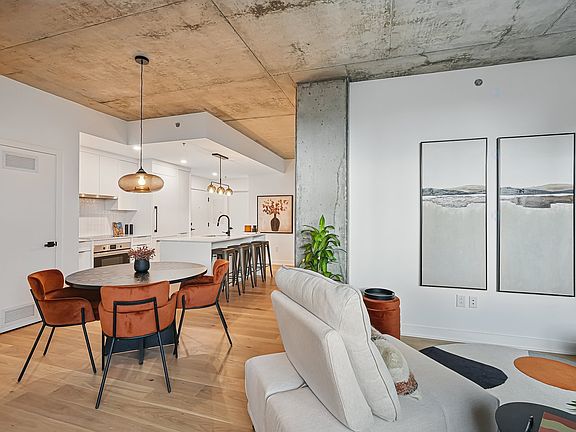 2nd image of 245 Boulevard Robert Bourassa #2204