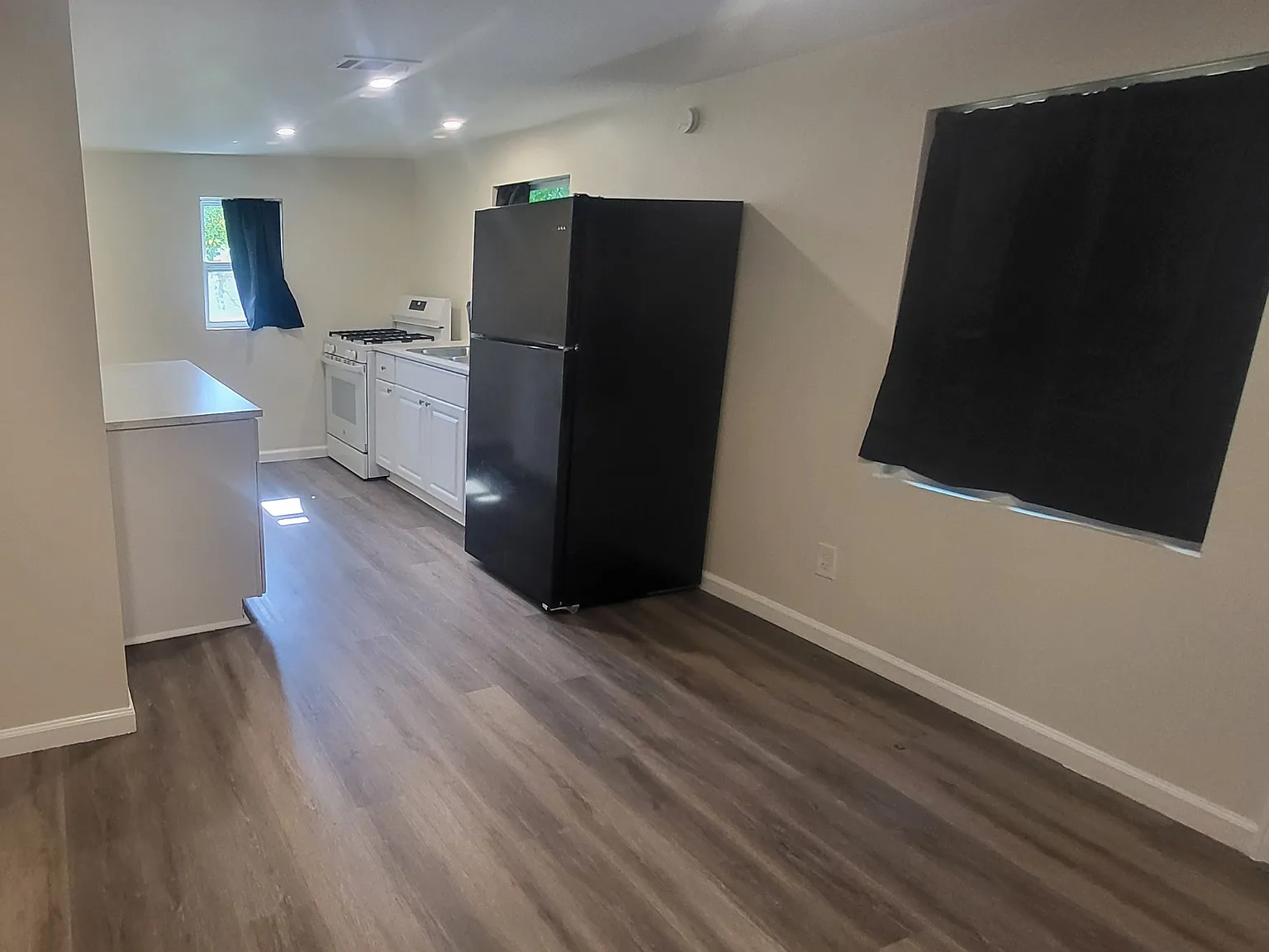 210 E Texar Dr — Photo 3