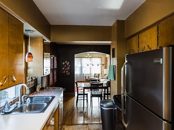 4th image of 920 6th Ave SE