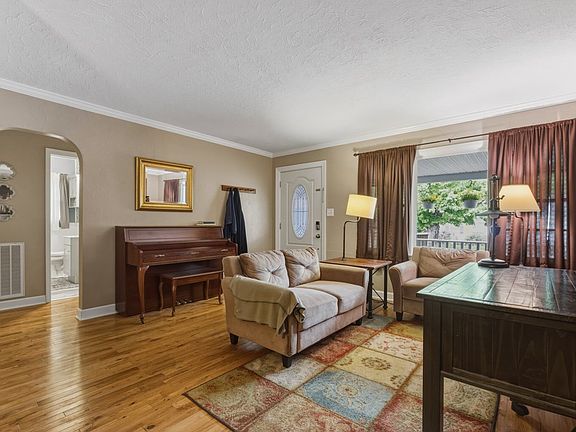 3rd image of 331 Mankin Ave