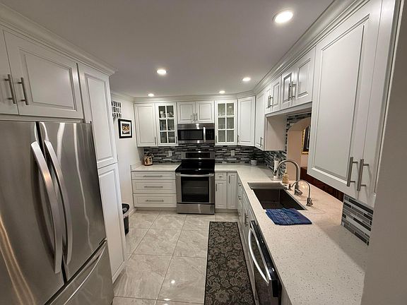 4th image of 1024 SE 5th Avenue #308