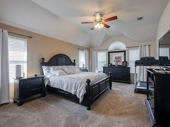 3rd image of 2102 Crestwood Trl