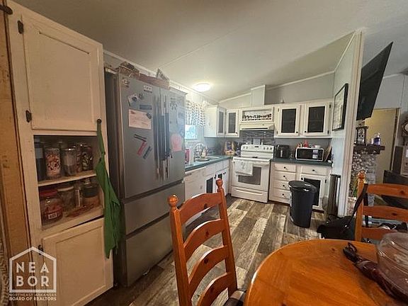 4th image of 122 W 2nd St