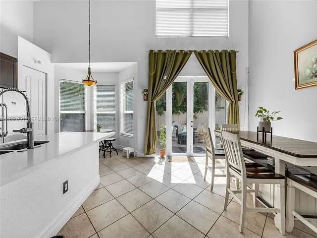 4 bed, 2.5 bath, 2094 sqft, $3,500 — Photo 3