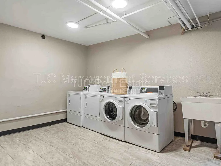 1138 N Corona St #103 — Photo 11