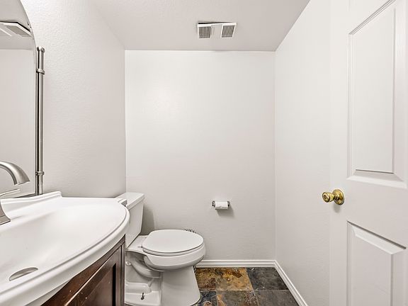3rd image of 1931 Huntington Dr Unit F