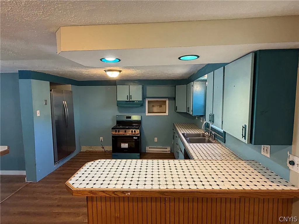 3 bed, 1.0 bath, 994 sqft, $1,850 — Photo 2