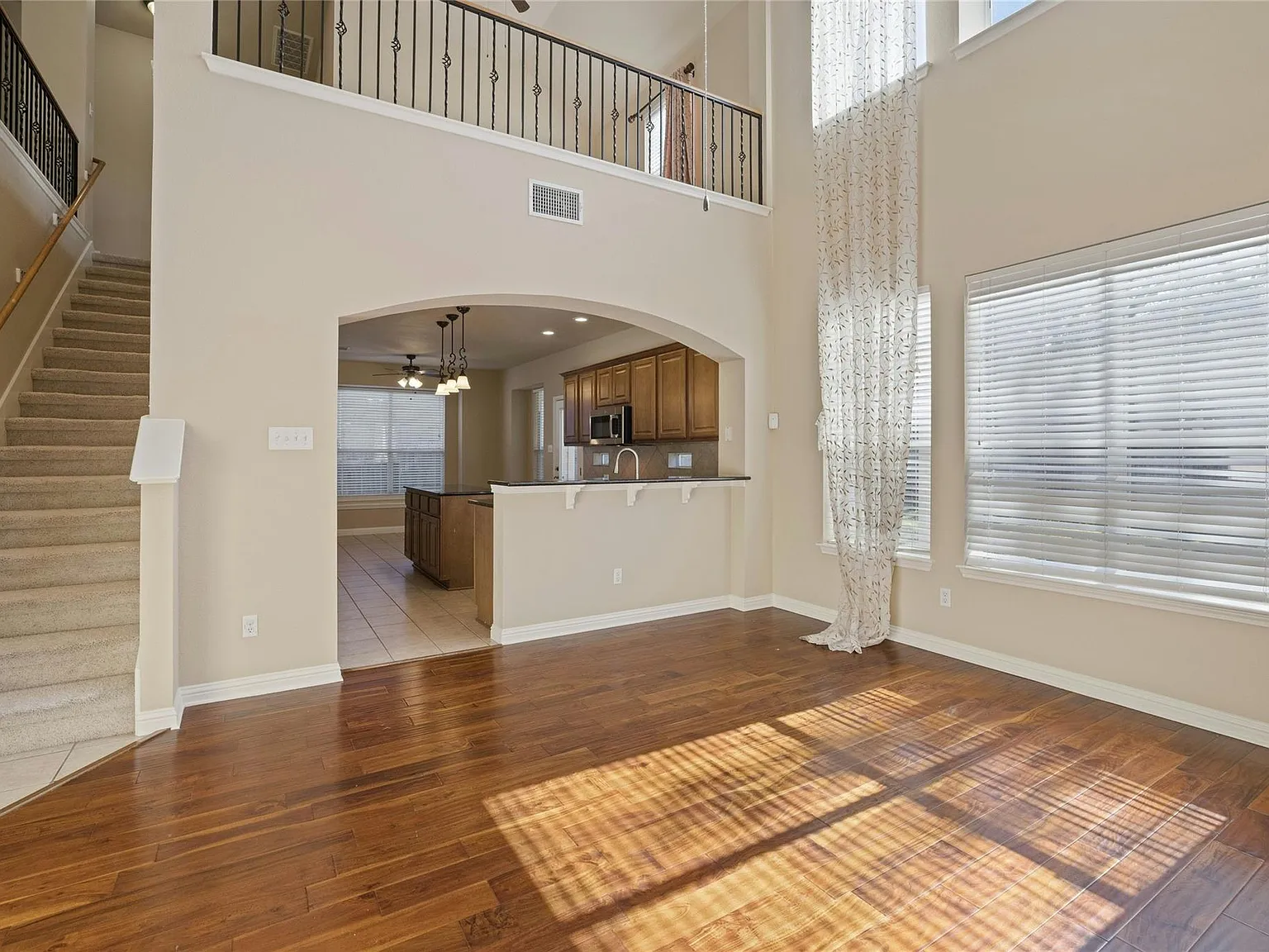 3 bed, 2.5 bath, 2327 sqft, $2,299 — Photo 4